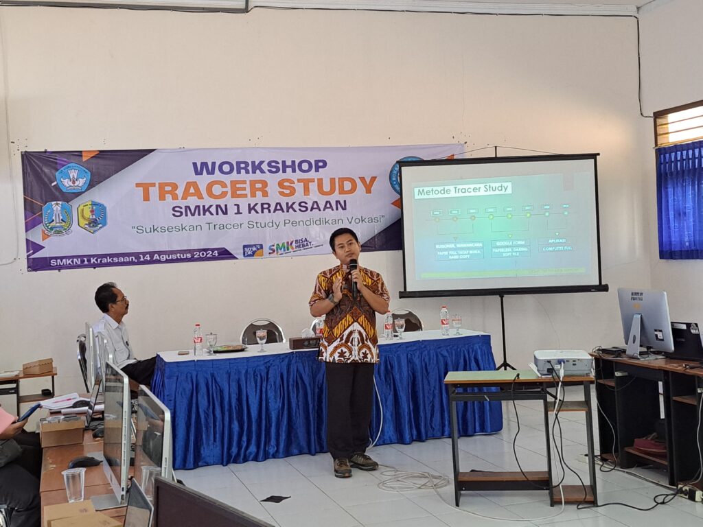 Bapak Tori Adi Surya, S.Pd memaparkan materi terkait tracer study