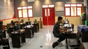 Kesiapan Tanpa Celah: Teknisi Lab Komputer SMKN 1 Kraksaan Rampungkan Finalisasi TKA Jelang Ujian Senin, 2 November 2026